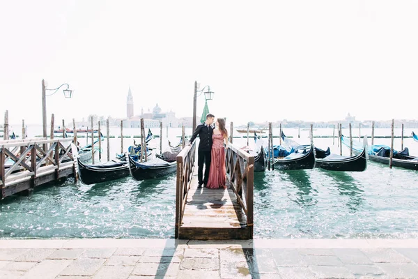 Couple Posing Wooden Pier Gondolas Honeymoon Venice — Stock Photo, Image