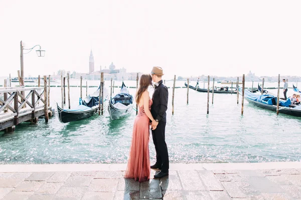 Venedik Balayı Sırasında Sahil Yürüme Çift — Stok fotoğraf