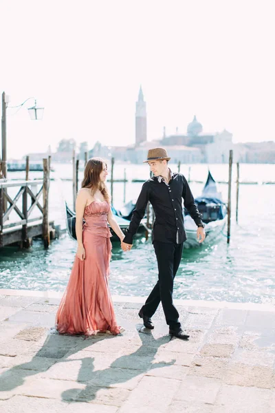 Couple Marchant Long Front Mer Pendant Lune Miel Venise — Photo