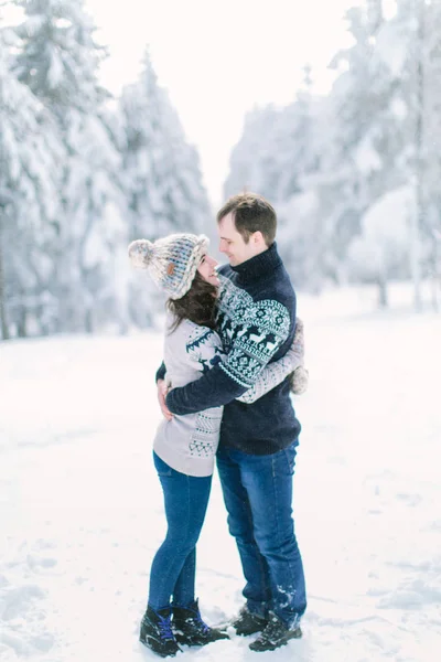 Young Couple Hugging Kissing Winter Forest — Stock Photo, Image