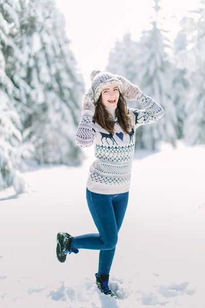 Jovem Mulher Atraente Inverno Livre — Fotografia de Stock