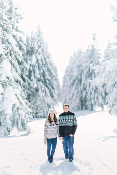 Молодая Пара Гуляющая Снежном Зимнем Лесу Проводящая Вместе Рождественские Каникулы — стоковое фото