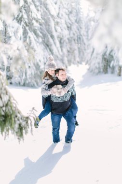 Genç çift eğlenceli birlikte ormanda kış tatillerinde sahip. 