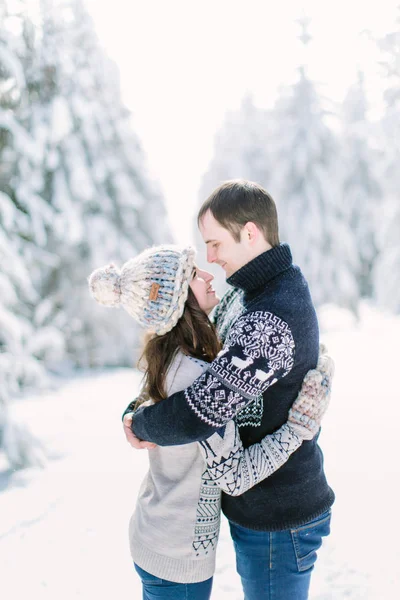 Young Couple Hugging Kissing Winter Forest — Stock Photo, Image