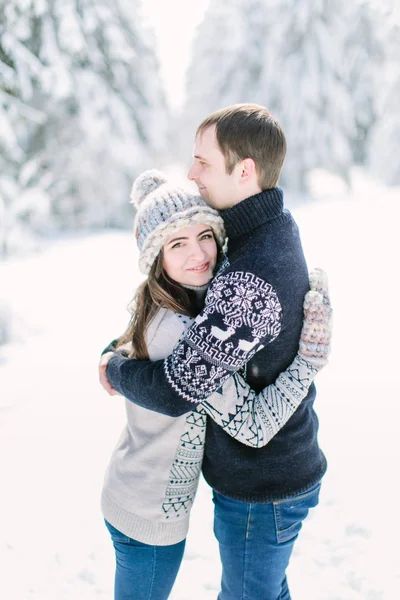 Young Couple Hugging Kissing Winter Forest — Stock Photo, Image