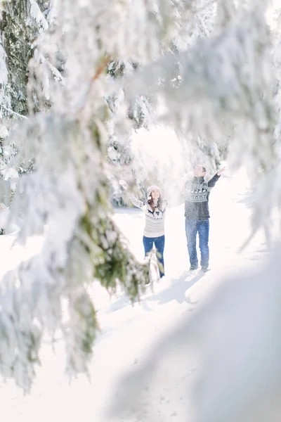 Jovem Casal Divertindo Juntos Floresta Durante Férias Inverno — Fotografia de Stock