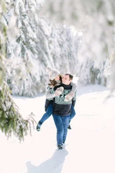 年轻夫妇一起在森林中的乐趣在冬季假期 — 图库照片
