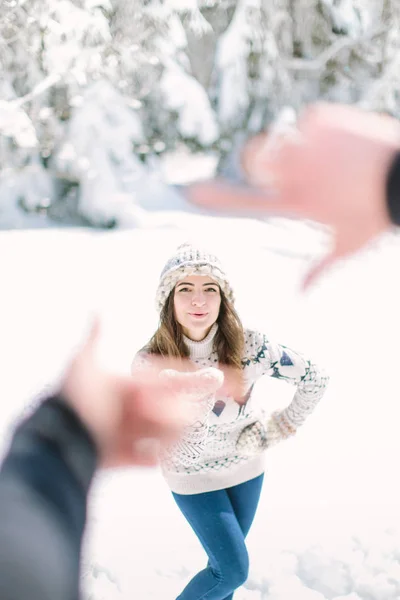 Jovem Fazendo Foto Mulher Por Mãos Floresta Inverno — Fotografia de Stock
