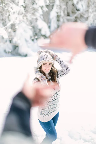 Jovem Fazendo Foto Mulher Por Mãos Floresta Inverno — Fotografia de Stock