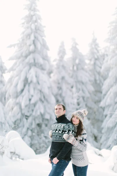 Счастливая Пара Обнимающаяся Снежной Зимней Елке — стоковое фото
