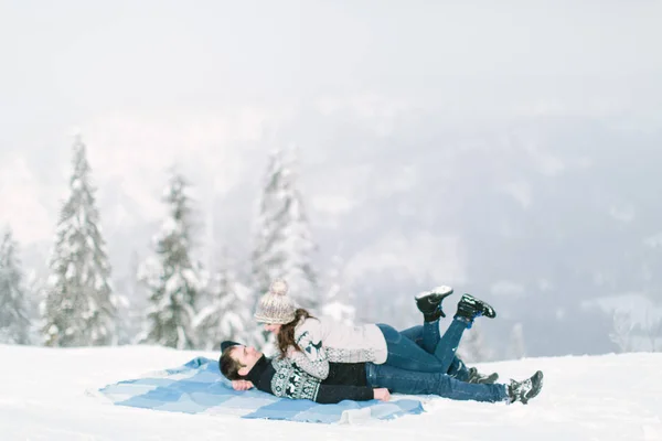 Uroczy Młoda Para Zimą Ciepłe Swetry Leżącego Chekered Niebieski Koc — Zdjęcie stockowe