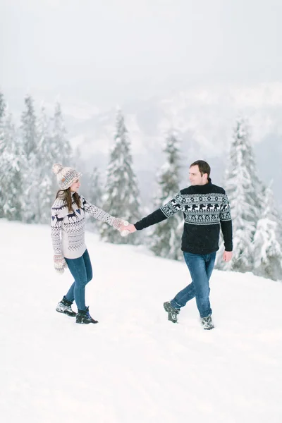 快乐的恋人在雪地的冬季森林里散步 共度圣诞佳节 户外季节性活动 生活方式捕捉 — 图库照片