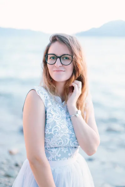 Menina Bonita Nova Vestido Azul Óculos Fica Fundo Lago Garda — Fotografia de Stock