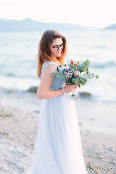 Jolie Fille Robe Mariée Bleue Tenant Bouquet Fleurs Plage Lac — Photo