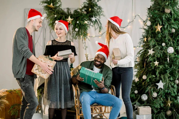 Neujahr Weihnachten Und Winterurlaub Konzept Junge Freunde Weihnachtsmützen Feiern Weihnachten — Stockfoto