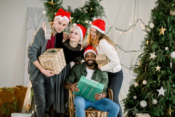 Gezellige Kamer Met Kerstversiering Vier Vrienden Met Kerst Presenteert Glimlachend — Stockfoto