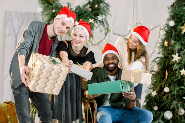 Glücklich Drei Kaukasische Jungen Und Mädchen Und Afrikanische Junge Lächelnd — Stockfoto