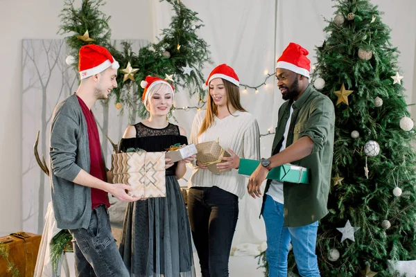 幸せの 人の白人女性 白人男性 アフリカを抱きかかえたクリスマス プレゼント自宅 クリスマス ツリー — ストック写真