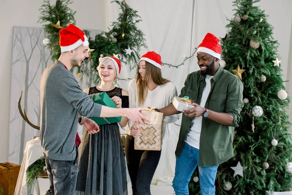 Gruppe Glücklich Von Freunden Lachen Und Teilen Weihnachtsgeschenke Schönen Gemütlichen — Stockfoto