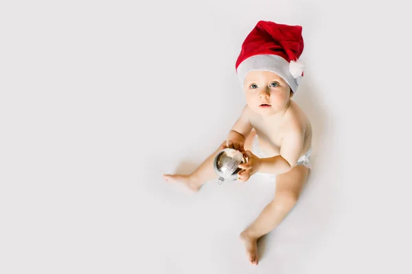 Adorable Enfant Souriant Portant Bonnet Noël Rouge Tenant Boule Noël — Photo