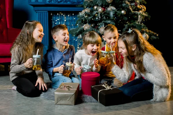Vrolijk Kerstfeest Happy Holidays Jonge Kinderen Limonade Drinken Vertellen Elkaar — Stockfoto