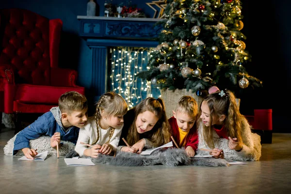 Petits Enfants Charmants Beaux Écrivent Une Lettre Père Noël Dans — Photo