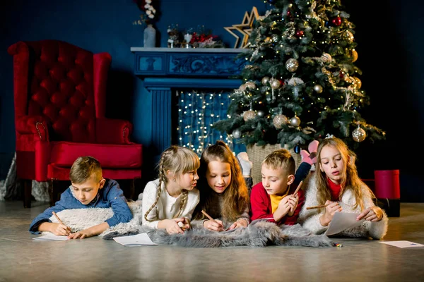 Les Petits Enfants Écrivent Une Lettre Vœux Père Noël Racontent — Photo