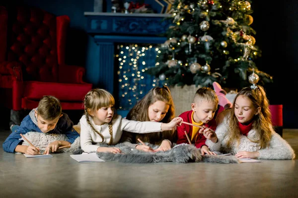 Groupe Enfants Chapeau Blanc Assis Autour Sapin Noël Tenant Des — Photo