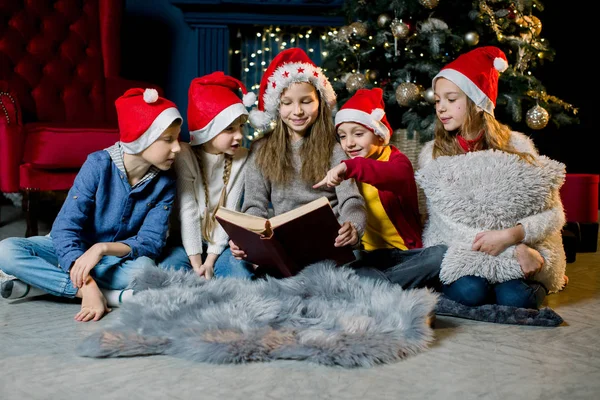 Veille Noël Beaux Petits Enfants Regardent Vieux Livre Avec Des — Photo
