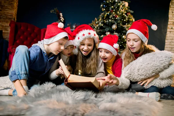 Petits Enfants Charmants Beaux Dans Les Chapeaux Père Noël Lisent — Photo