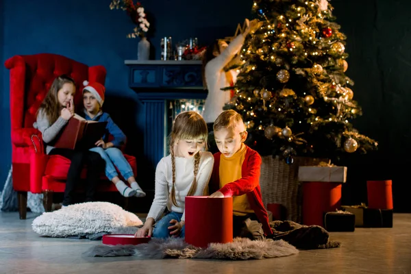 Chambre Confortable Décorée Dans Style Noël Beaux Enfants Voient Cadeau — Photo