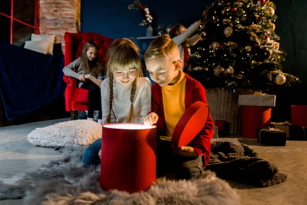 居心地の良い部屋はクリスマス スタイルで装飾されています 美しい子供たちを魔法のギフトを表示および休日のための準備 — ストック写真