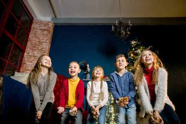Joyeux Cinq Enfants Caucasiens Jettent Des Confettis Fêtent Noël Vacances — Photo