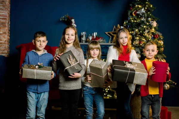 Joyeux Groupe Enfants Tenant Des Cadeaux Noël Sur Fond Des — Photo