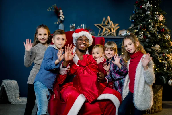 Afrikaanse Kerstman Gelukkige Kleine Kinderen Achtergrond Van Kerstboom — Stockfoto