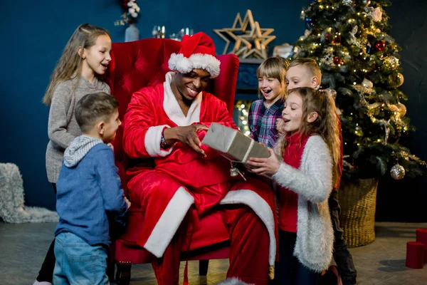 Afrikaanse Santa Claus Neemt Geschenken Uit Een Rode Zak Voor — Stockfoto