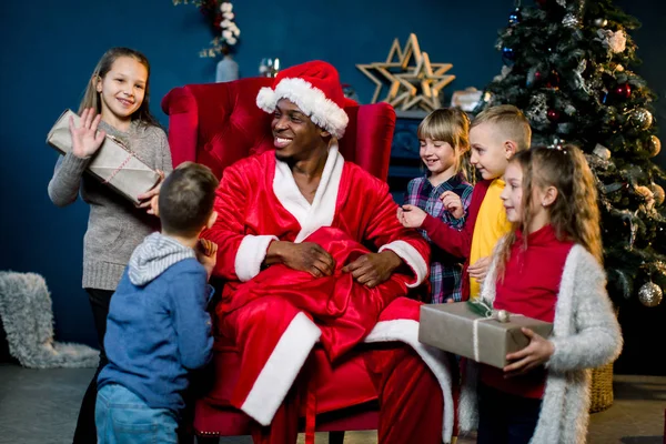 Mooie Weinig Kinderen Blij Giften Van Santa Claus Lachen Achtergrond — Stockfoto