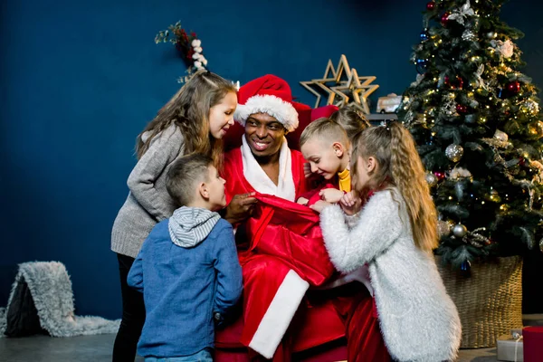 Los Niños Miran Bolsa Santa Claus Africano Ríen — Foto de Stock