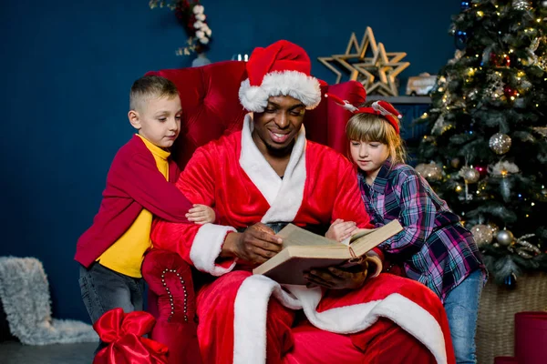 Afrikaanse Santa Claus Zittend Een Stoel Het Lezen Van Een — Stockfoto