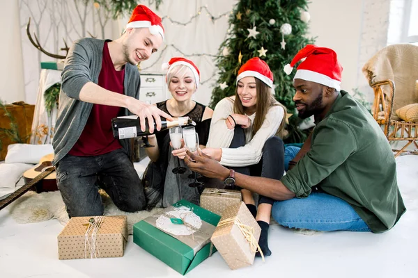 Freundeskreis Lacht Auf Weihnachtsfeier — Stockfoto