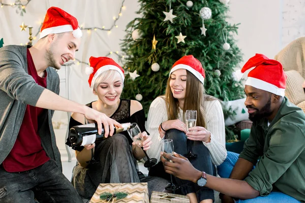 Feiertags Und Feierkonzept Glückliche Freunde Weihnachtsmützen Bei Der Weihnachtsfeier Gemütlich — Stockfoto