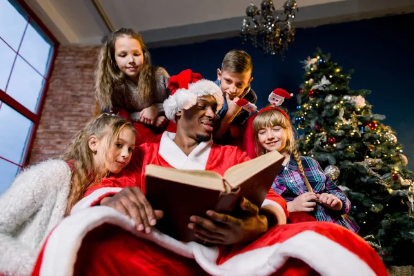 Bambini Piccoli Belli Ascoltano Attentamente Storia Che Babbo Natale Legge — Foto Stock