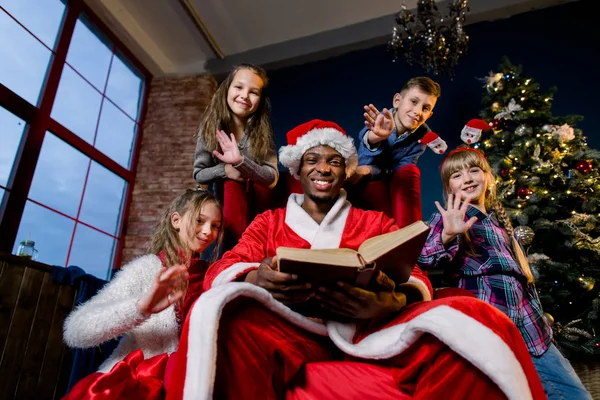 Prachtige Kinderen Zitten Rond Kerstman Die Het Bezit Van Een — Stockfoto