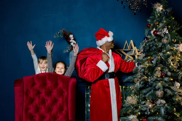 Afrikaanse Kerstman Zet Giften Onder Een Kerstboom Ziet Niet Dat — Stockfoto