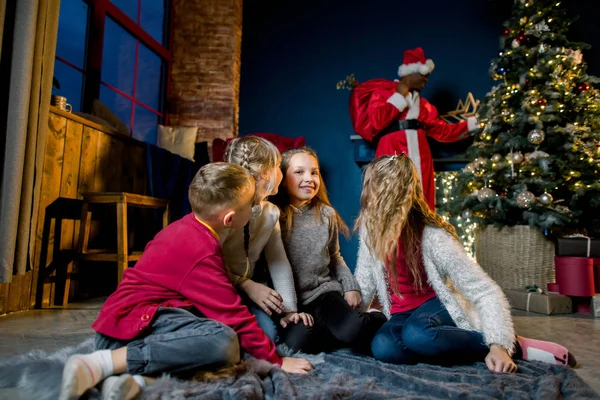 Bambini Piccoli Belli Assomigliano Regali Africani Babbo Natale All Albero — Foto Stock