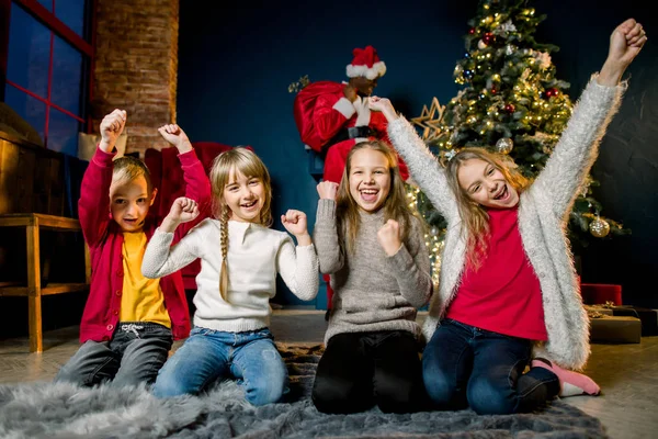 Mooie Jonge Gelukkige Kinderen Opstaan Hun Handen Want Santa Claus — Stockfoto