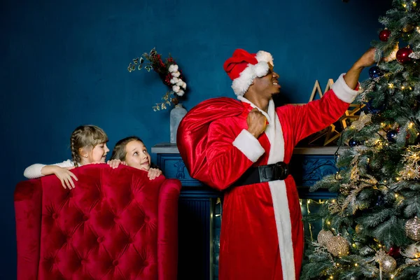 Afrikaanse Kerstman Zet Giften Onder Een Kerstboom Ziet Niet Dat — Stockfoto