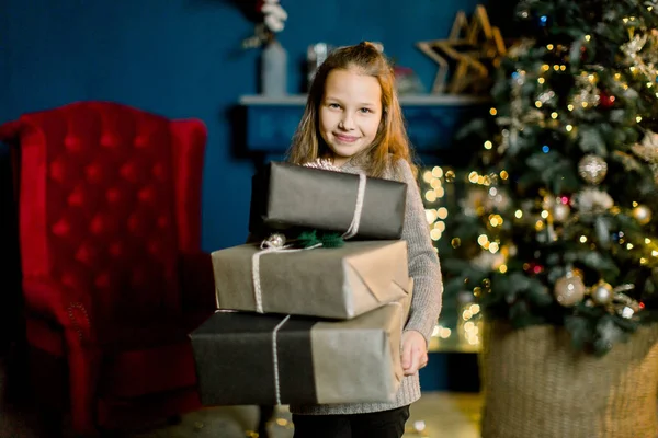 Petite Belle Fille Tient Cadeaux Noël Heureux Cette — Photo