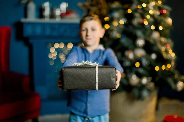 Beau Petit Garçon Tenant Cadeau Nouvel Sur Fond Arbre Noël — Photo