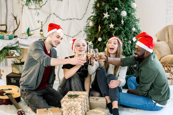 Multiethnische Gruppe Von Freunden Feiert Neujahr Und Stößt Hause Mit — Stockfoto